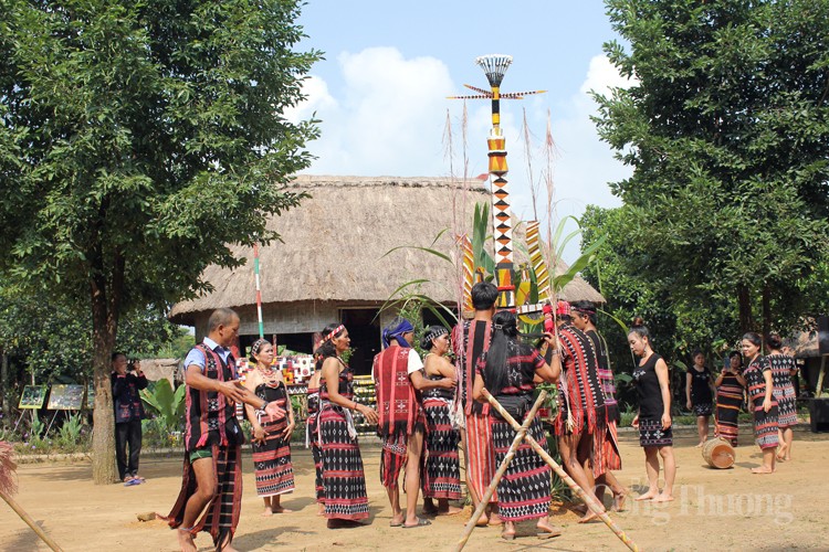 Cây nêu trong văn hóa của đồng bào Tây Nguyên Cây nêu trong văn hóa của đồng bào Tây Nguyên