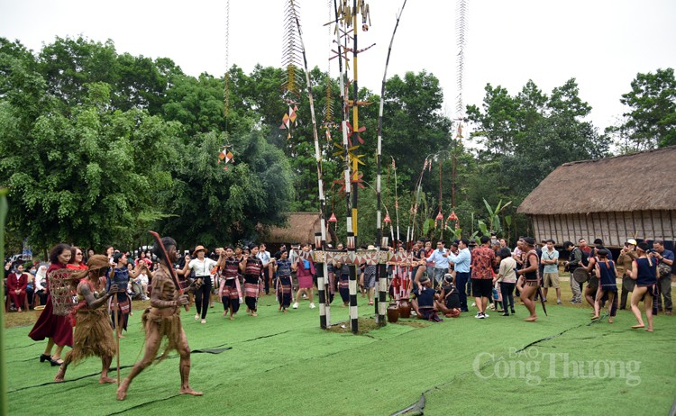 Cây nêu trong văn hóa của đồng bào Tây Nguyên Cây nêu trong văn hóa của đồng bào Tây Nguyên