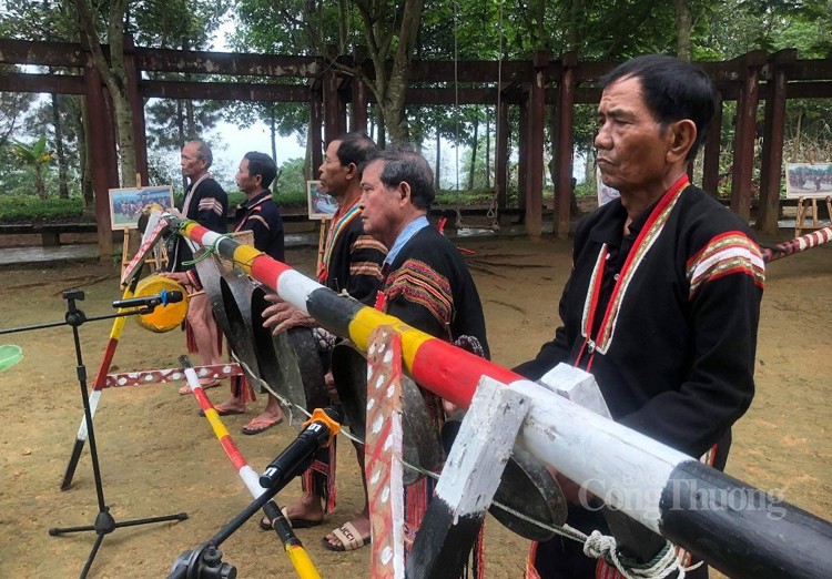 Cây nêu trong văn hóa của đồng bào Tây Nguyên Cây nêu trong văn hóa của đồng bào Tây Nguyên