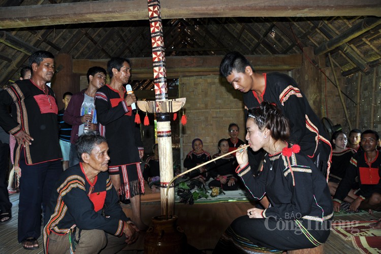 Cây nêu trong văn hóa của đồng bào Tây Nguyên Cây nêu trong văn hóa của đồng bào Tây Nguyên