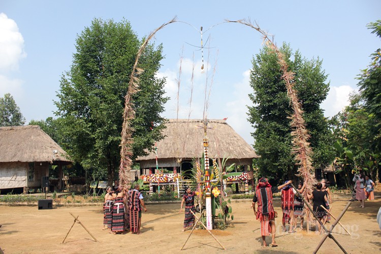 Cây nêu trong văn hóa của đồng bào Tây Nguyên Cây nêu trong văn hóa của đồng bào Tây Nguyên
