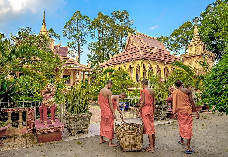 Trước Tết cổ truyền Chol Chnam Thmay hơn 1 tuần lễ, những ngôi chùa đều quan tâm dọn dẹp vệ sinh, tạo cảnh quang sạch sẽ, thông thoáng Trước Tết cổ truyền Chol Chnam Thmay hơn 1 tuần lễ, những ngôi chùa đều quan tâm dọn dẹp vệ sinh, tạo cảnh quang sạch sẽ, thông thoáng