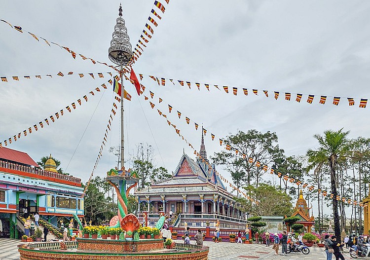 Không gian, tiểu cảnh trong khuôn viên chùa được chăm sóc chu đáo, trang hoàng rực rỡ Không gian, tiểu cảnh trong khuôn viên chùa được chăm sóc chu đáo, trang hoàng rực rỡ