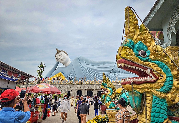 Không gian, tiểu cảnh trong khuôn viên chùa được chăm sóc chu đáo, trang hoàng rực rỡ Không gian, tiểu cảnh trong khuôn viên chùa được chăm sóc chu đáo, trang hoàng rực rỡ