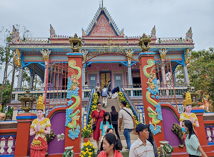 Ở nhiều địa phương vùng Đồng bằng sông Cửu Long, qua lối kiến trúc và trang trí, ngôi chùa Khmer còn thể hiện rõ sự giao thoa, dung hợp giữa các sắc thái văn hóa, tính ngưỡng của các dân tộc. Trong ảnh: Nét trang trí chùa, miếu của người Hoa nơi cổng vào ngôi chánh điện chùa Sà Lôn (chùa Chén kiểu), tỉnh Sóc Trăng. Ở nhiều địa phương vùng Đồng bằng sông Cửu Long, qua lối kiến trúc và trang trí, ngôi chùa Khmer còn thể hiện rõ sự giao thoa, dung hợp giữa các sắc thái văn hóa, tính ngưỡng của các dân tộc. Trong ảnh: Nét trang trí chùa, miếu của người Hoa nơi cổng vào ngôi chánh điện chùa Sà Lôn (chùa Chén kiểu), tỉnh Sóc Trăng.