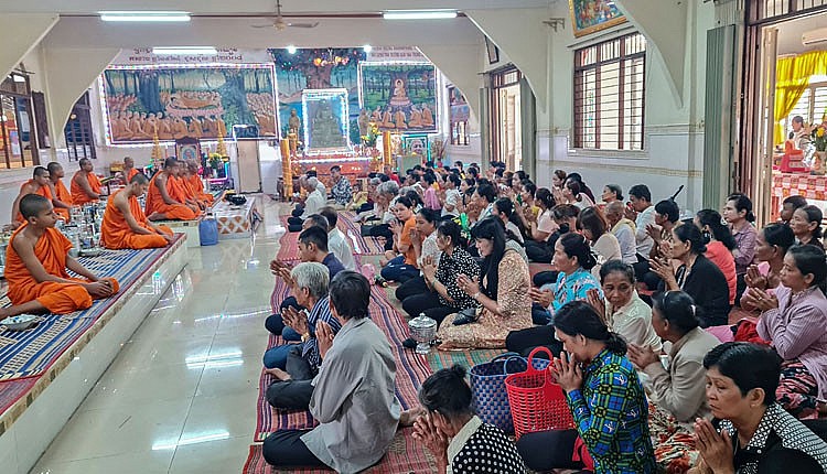 Vào mỗi dịp lễ hội truyền thống, ngôi chùa luôn là trung tâm thực hành tôn giáo, tính ngưỡng và sinh hoạt văn hóa cộng đồng của đồng bào dân tộc Khmer. Vào mỗi dịp lễ hội truyền thống, ngôi chùa luôn là trung tâm thực hành tôn giáo, tính ngưỡng và sinh hoạt văn hóa cộng đồng của đồng bào dân tộc Khmer.