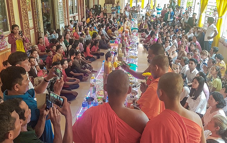 Trong Tết cổ truyền Chol Chnam Thmay, nghi thức tắm tượng Phật (diễn ra vào ngày 16, còn gọi là Ngày thêm tuổi) luôn được chờ đợi nhiều nhất với ý nghĩa đưa tiễn mùa khô, đón mùa mưa tới; gột rửa những đều không may mắn của năm cũ để bước vào năm mới với tinh thần thanh sạch. Trong Tết cổ truyền Chol Chnam Thmay, nghi thức tắm tượng Phật (diễn ra vào ngày 16, còn gọi là Ngày thêm tuổi) luôn được chờ đợi nhiều nhất với ý nghĩa đưa tiễn mùa khô, đón mùa mưa tới; gột rửa những đều không may mắn của năm cũ để bước vào năm mới với tinh thần thanh sạch.