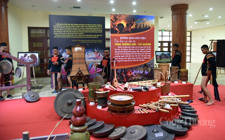 Triển lãm một số hình ảnh, tư liệu hiện vật gắn với tộc người tại Làng Văn hóa Triển lãm một số hình ảnh, tư liệu hiện vật gắn với tộc người tại Làng Văn hóa