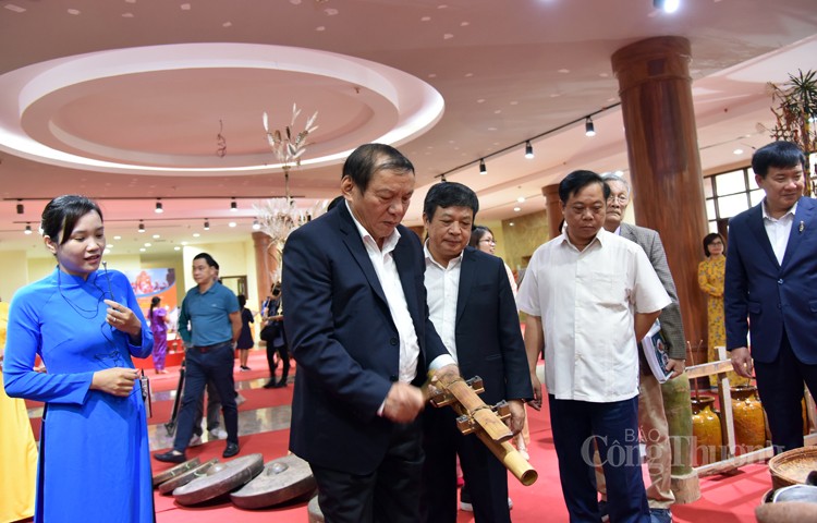 Triển lãm một số hình ảnh, tư liệu hiện vật gắn với tộc người tại Làng Văn hóa