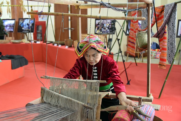 Triển lãm một số hình ảnh, tư liệu hiện vật gắn với tộc người tại Làng Văn hóa