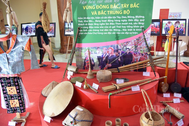Triển lãm một số hình ảnh, tư liệu hiện vật gắn với tộc người tại Làng Văn hóa