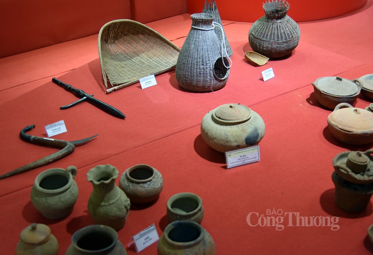 Triển lãm một số hình ảnh, tư liệu hiện vật gắn với tộc người tại Làng Văn hóa