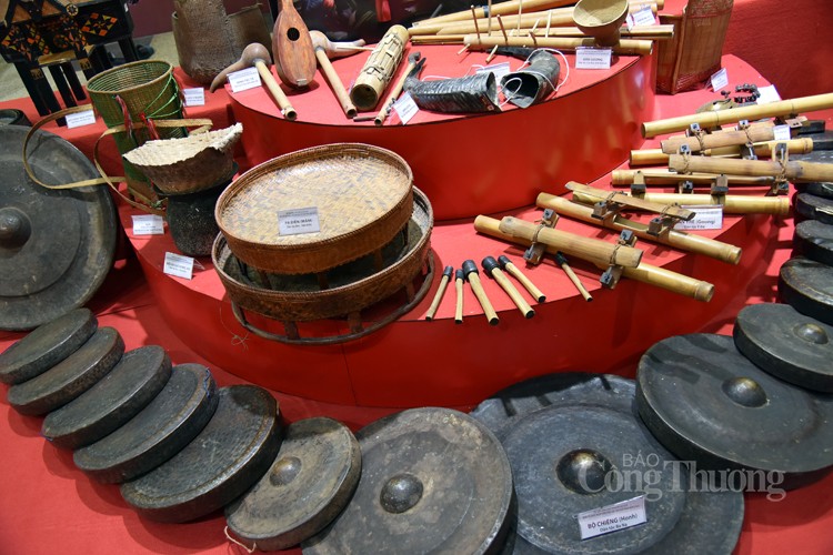 Triển lãm một số hình ảnh, tư liệu hiện vật gắn với tộc người tại Làng Văn hóa Triển lãm một số hình ảnh, tư liệu hiện vật gắn với tộc người tại Làng Văn hóa