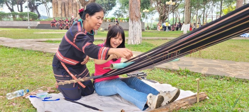 Sắc màu đa dạng, độc đáo từ văn hoá truyền thống tỉnh Gia Lai Sắc màu đa dạng, độc đáo từ văn hoá truyền thống tỉnh Gia Lai