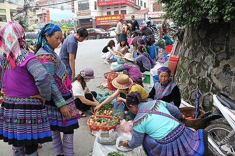 Ngày chủ nhật chợ phiên nhờ có khách du lịch nên Đào Pháp mới được tiêu thụ nhiều, thuận lợi hơn