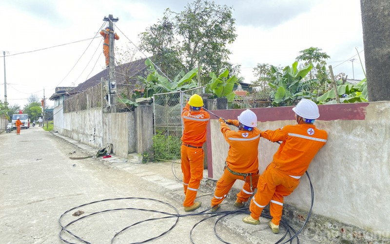 Nắng nóng, thủy điện thiếu nước: Điện lực Hà Tĩnh kêu gọi tiết kiệm điện