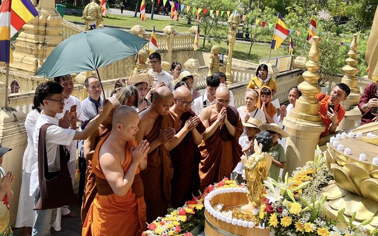 Đông đảo tăng ni, phật tử tham dự lễ Phật đản tại Làng Văn hóa