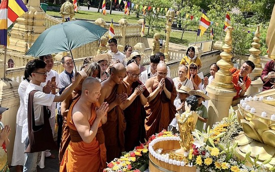 Đông đảo tăng ni, phật tử tham dự lễ Phật đản tại Làng Văn hóa