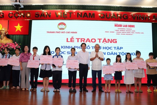 TP. Hồ Chí Minh: Trao 300 phần quà hỗ trợ học sinh, sinh viên dân tộc Hoa có hoàn cảnh khó khăn