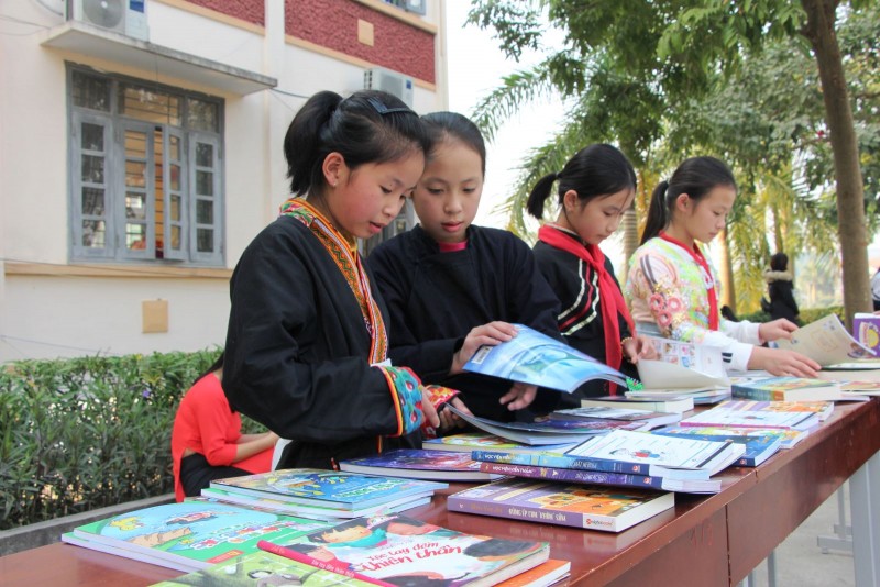 Hỗ trợ xây dựng tủ sách cộng đồng cho 120 xã vùng đồng bào dân tộc thiểu số và miền núi