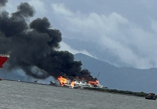 Hải Phòng:  Một tàu du lịch bị cháy trên địa phận huyện Cát Hải
