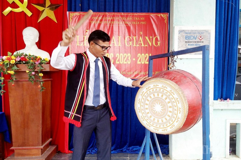 Mặc trang phục dân tộc trong ngày khai giảng: Lưu giữ nét đẹp văn hoá truyền thống