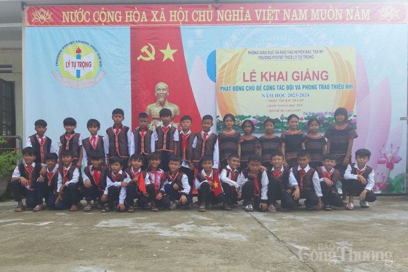 Mặc trang phục dân tộc trong ngày khai giảng: Lưu giữ nét đẹp văn hoá truyền thống