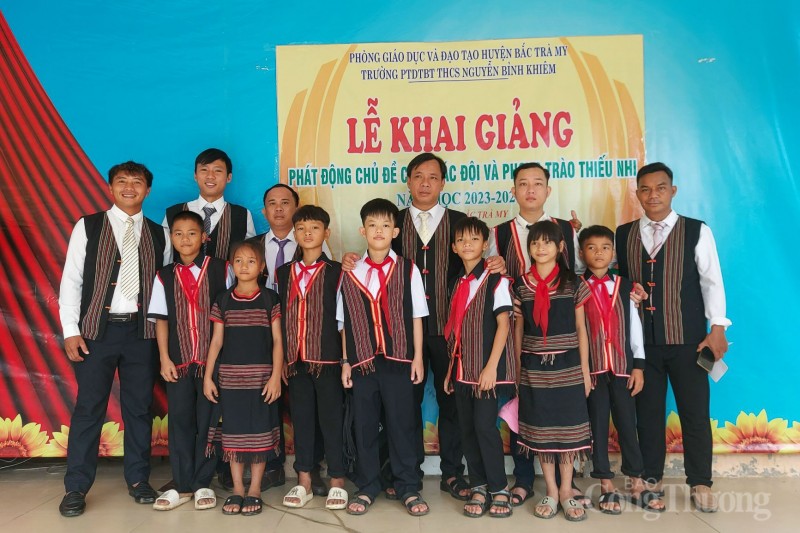Mặc trang phục dân tộc trong ngày khai giảng: Lưu giữ nét đẹp văn hoá truyền thống