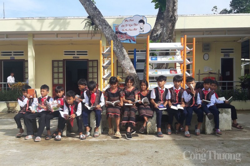 Mặc trang phục dân tộc trong ngày khai giảng: Lưu giữ nét đẹp văn hoá truyền thống