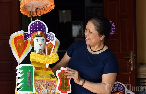 Nghệ nhân Nguyễn Thị Tuyến “thắp sáng” đồ chơi Trung thu