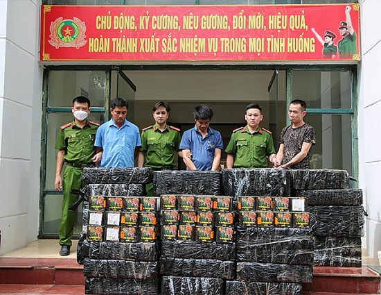 Bắt 3 đối tượng thuê xe ô tô chở 5 tạ pháo từ Quảng Trị về Nghệ An