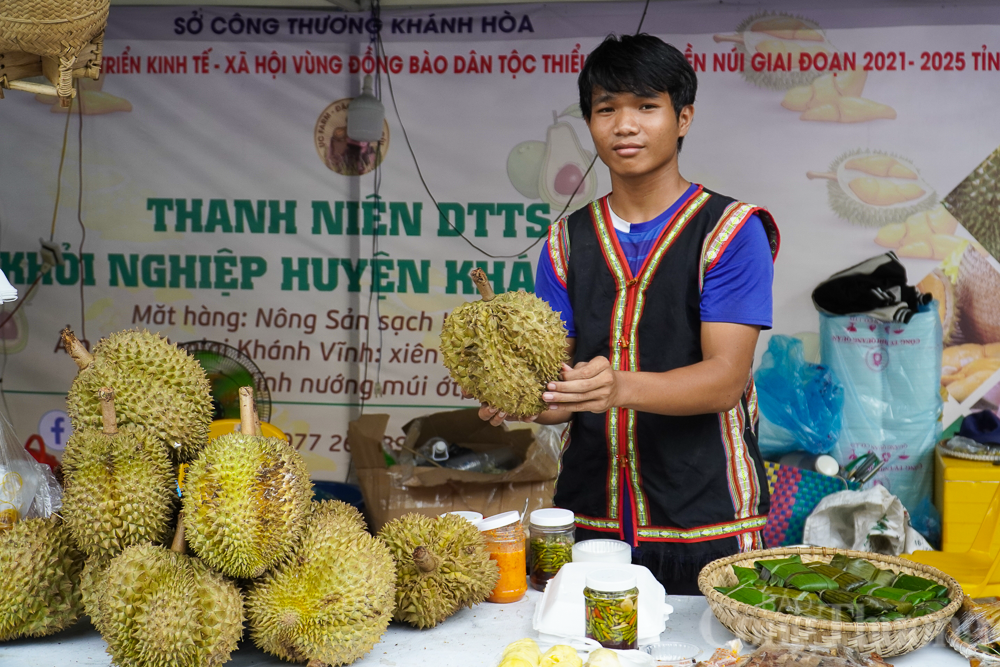 Anh Cao Hoàng Giang (người dân tộc Raglai, trú huyện Khánh Vĩnh) tham gia trưng bày sản phẩm tại Phiên chợ triển lãm sản phẩm vùng dân tộc thiểu số và miền núi tỉnh Khánh Hòa, tháng 7/2023.