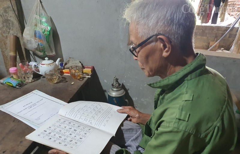 Thầy giáo tuổi 80 tận tâm "gieo chữ", giữ gìn bản sắc văn hóa vùng lòng hồ Hòa Bình