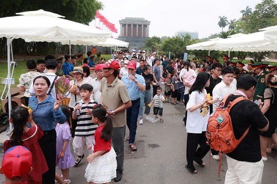 Hà Nội tặng quà 30/4 - 1/5: Món quà nhỏ, dấu ấn lớn