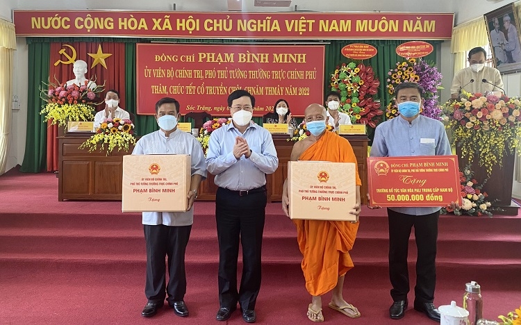 Phó Thủ tướng Thường trực Chính phủ Phạm Bình Minh tặng quà cho đồng bào Khmer nhân dịp Tết Chôl Chnăm Thmây