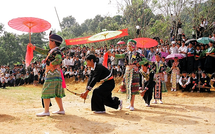 Phát triển du lịch: Thách thức bảo tồn các giá trị văn hóa đồng bào dân tộc thiểu số
