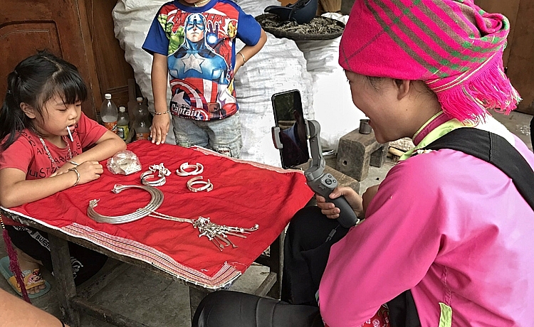 Cô gái dân tộc Giáy làm tour du lịch trực tuyến mùa dịch