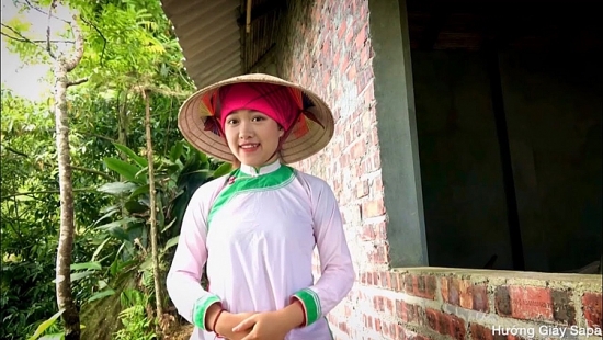 Cô gái dân tộc Giáy làm tour du lịch trực tuyến mùa dịch