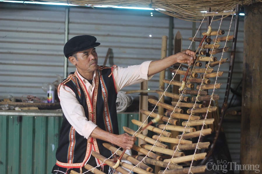 Những nghệ nhân Jrai với sứ mệnh tạo ra nhạc cụ dân tộc làm từ tre, nứa