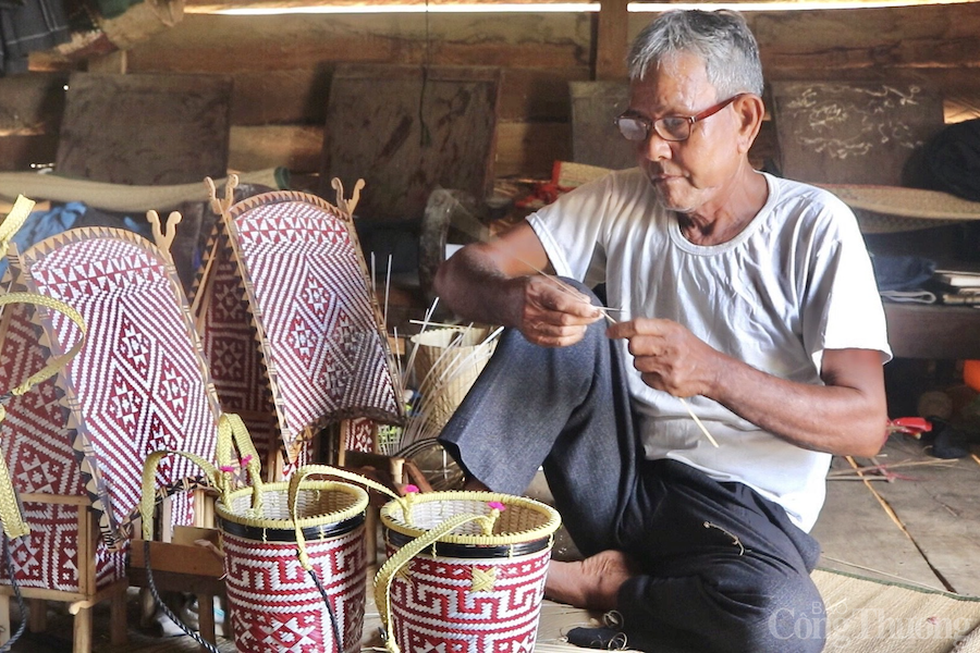 Làm nhà rông siêu nhỏ, lão ông người Ba Na kiếm bạc triệu