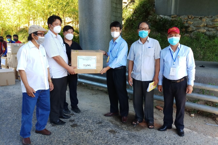 Đồng bào Cơ tu gửi cơm lam, măng rừng “tiếp sức” miền xuôi Đà Nẵng chống dịch