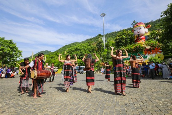 Hoà chung vũ điệu “Tung Tung Za Zá” tại Khu du lịch Núi Thần Tài