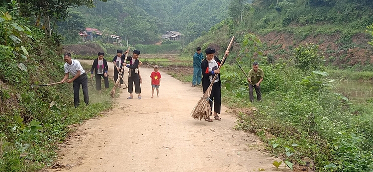 Bà con trong thôn vệ sinh đường làng ngõ xóm