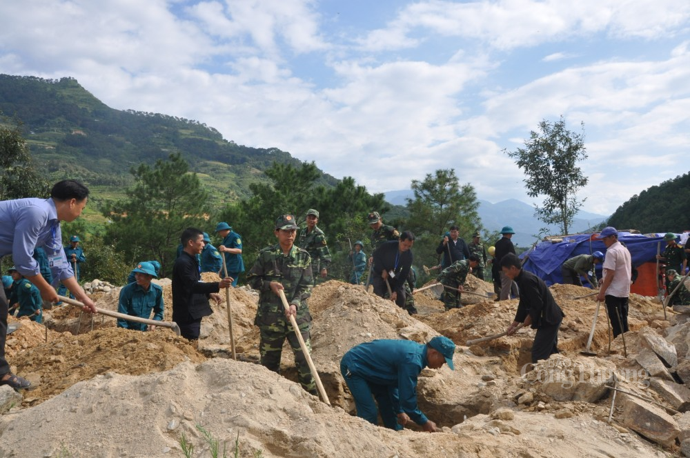 Bộ đội Biên phòng tỉnh Hà Giang cùng dân quân tự vệ xây dựng nhà giúp hộ gia đình chính sách