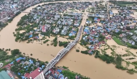 video thai nguyen ngap sau trong bien nuoc tu goc nhin tren cao